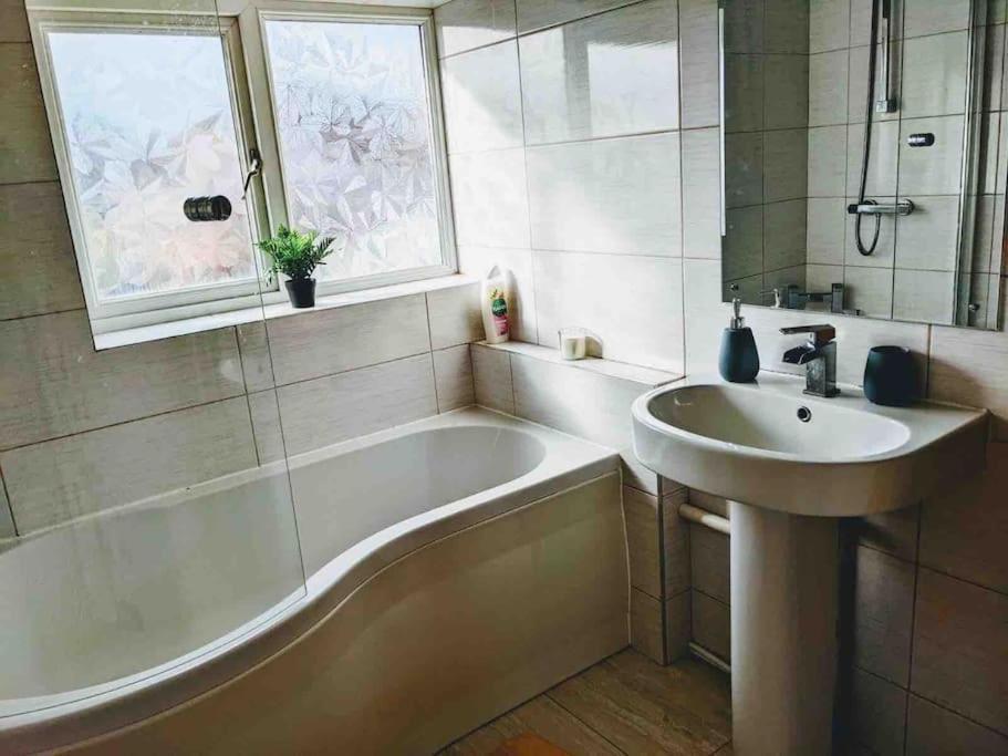 Hidden Gem !Stunning 3 Bedroom Home In Sheffield Handsworth Exterior foto