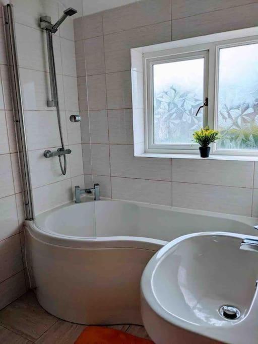 Hidden Gem !Stunning 3 Bedroom Home In Sheffield Handsworth Exterior foto