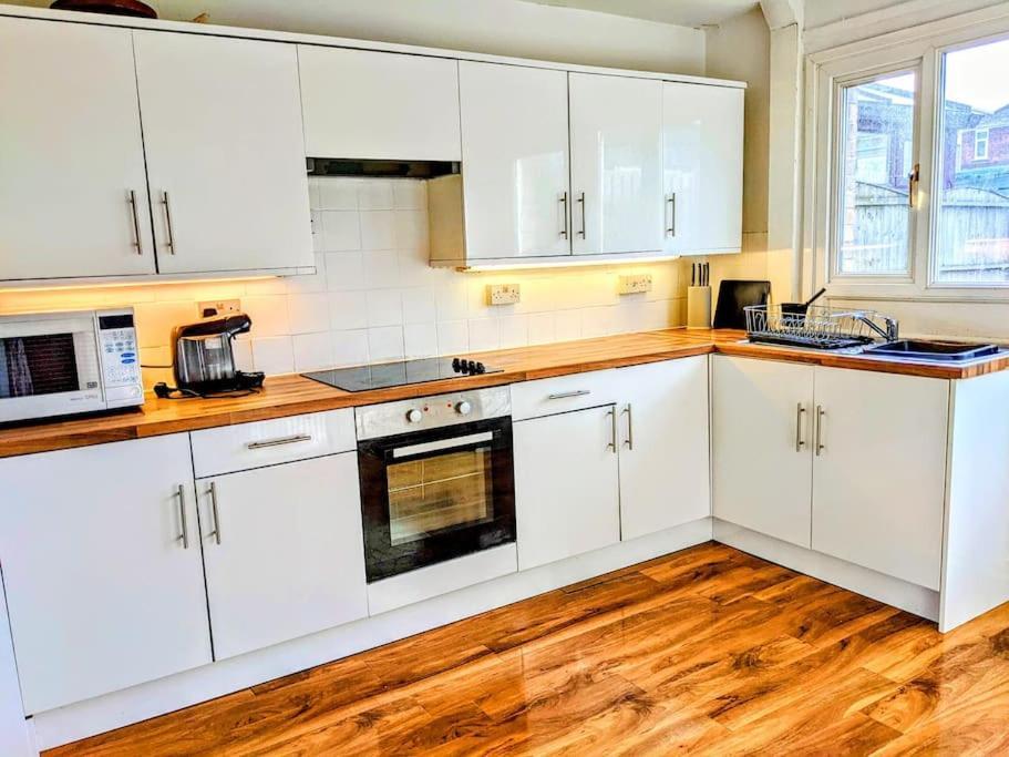 Hidden Gem !Stunning 3 Bedroom Home In Sheffield Handsworth Exterior foto